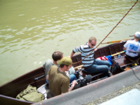 The first rowing: Lock Mettlach - The camera team from TV Saarländischer Rundfunk - ARD in the boat